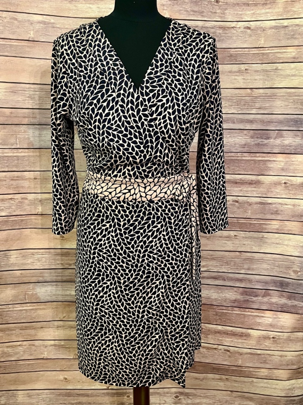 Ann Taylor Leaf Pattern V-Neck Full Wrap Dress Black Cream Size 10